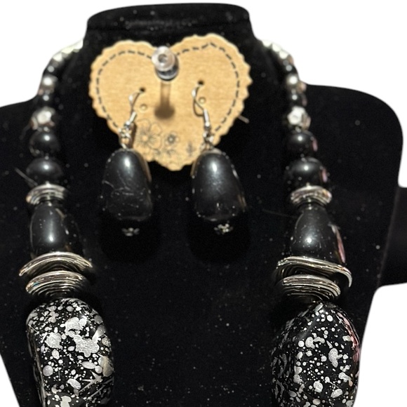 Transform Your Look with In Good Glazes: Black Stone Necklace & Earring Set - Picture 6 of 7